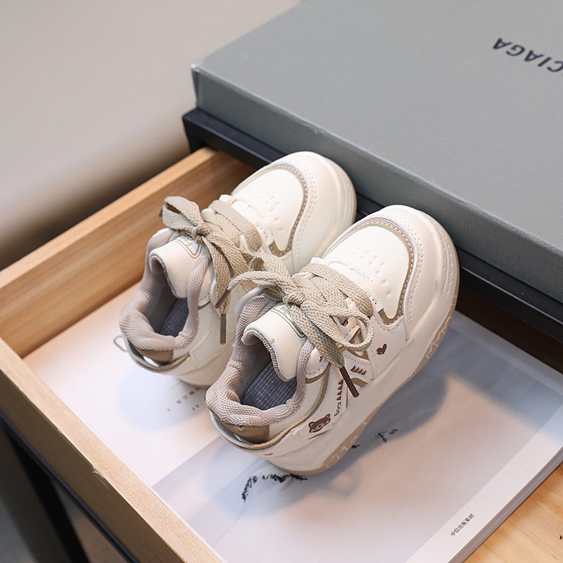 Zapatillas de deporte para niños 2023 Otoño Nuevo estilo coreano de dibujos animados zapatos casuales antideslizantes para niños y niñas zapatos blancos de moda para niños
