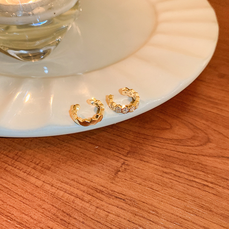 Diamante-incrustado ZIRCON clip de oreja conjunto de tres piezas temperamento personalizado estilo frío sin oreja clip de hueso de alta calidad nuevos pendientes para las mujeres