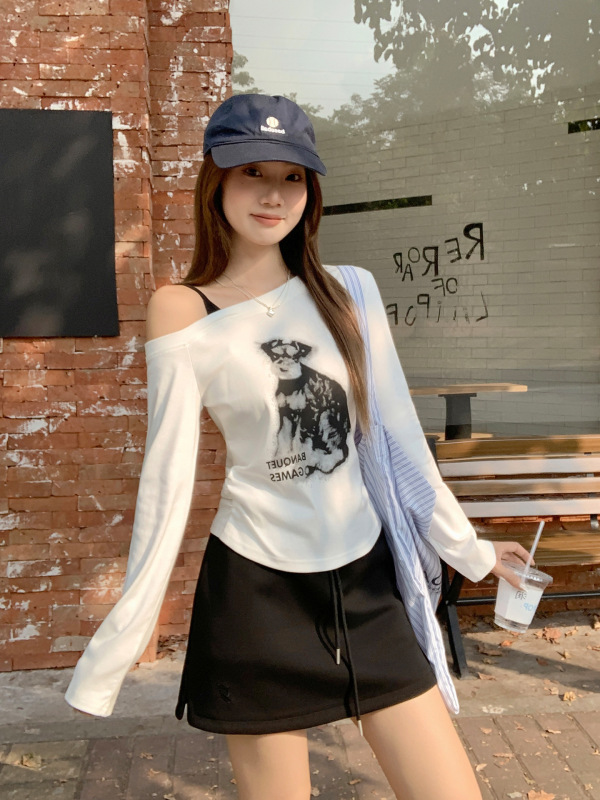 白色小狗字母印花单肩带设计感长袖T恤女初秋斜角肩褶皱露肩上衣|undefined