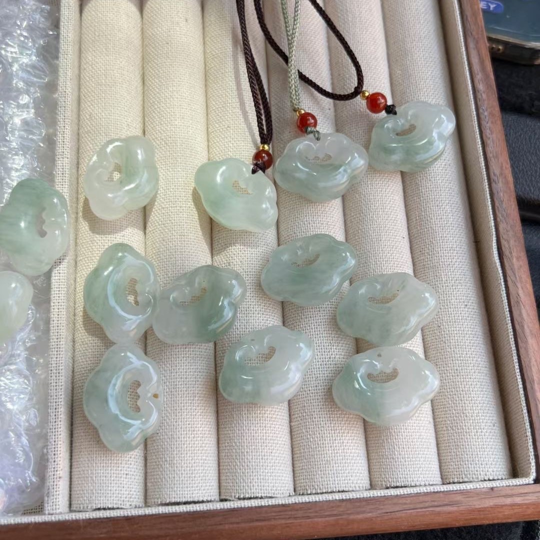 Tianshan Cuixiang cloud lock emerald color national style Ruyi lock pendant pendant high ice peace lock live supply wholesale