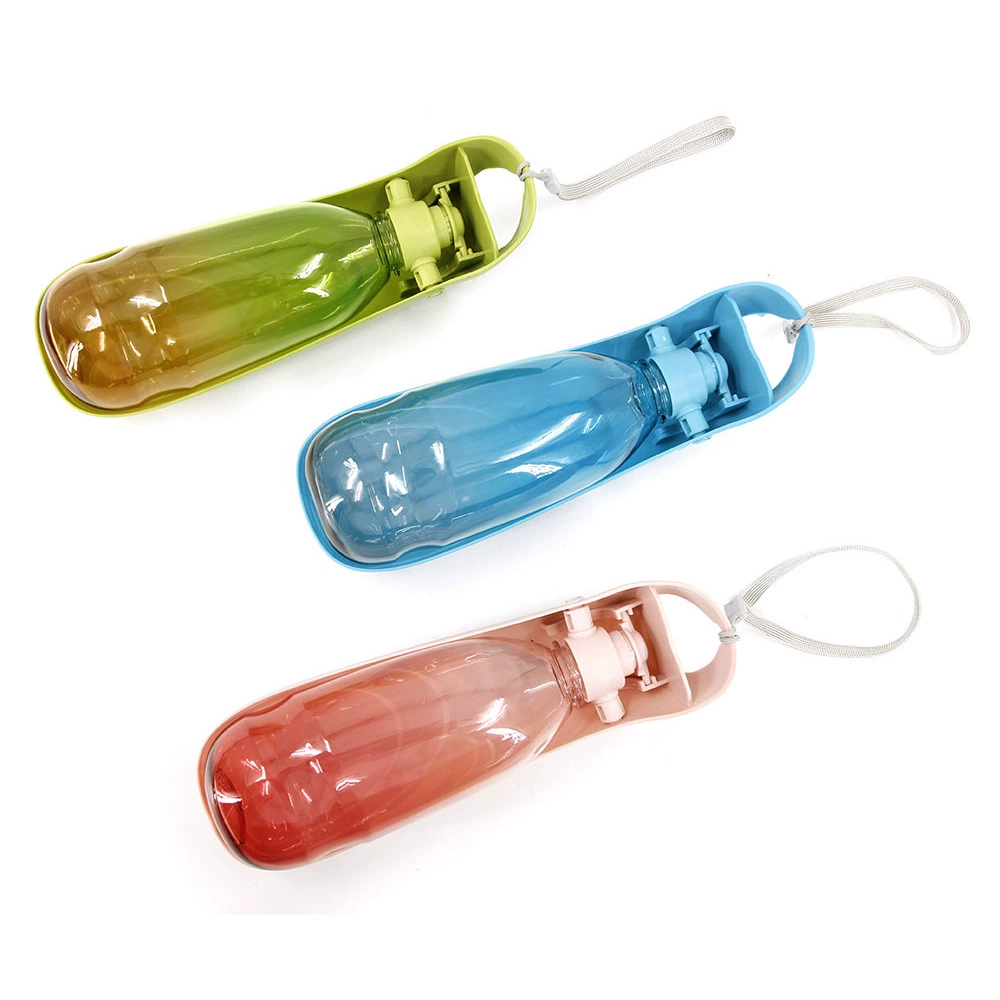 Собака выходит из чайника для домашних животных Питьевая вода для питья