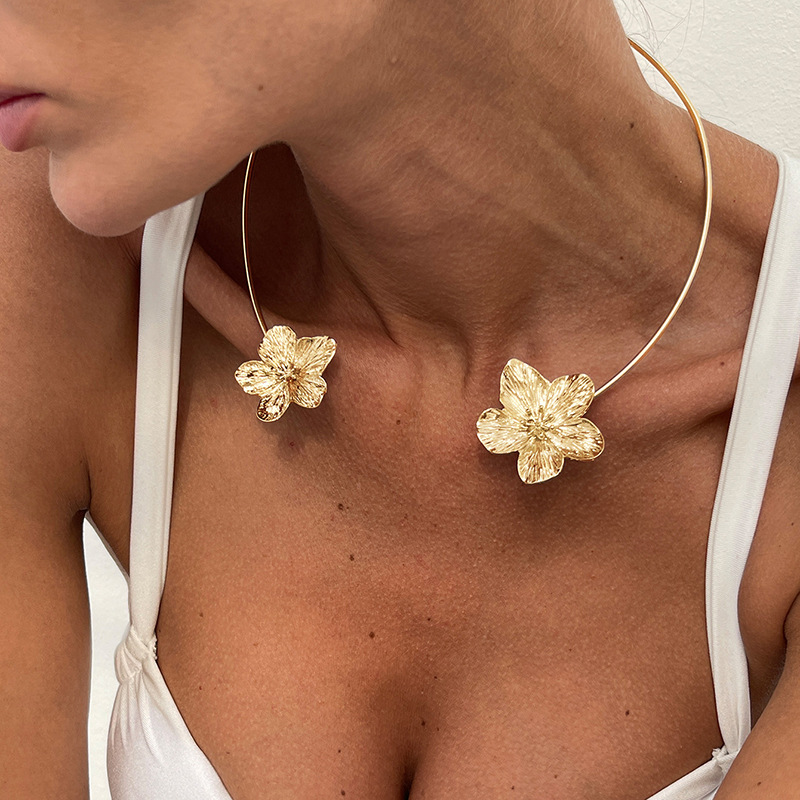 Collar de apertura geométrica de flor metálica transfronteriza europea y americana, temperamento de pétalo simple de moda, decoración de collar de sentido avanzado femenino
