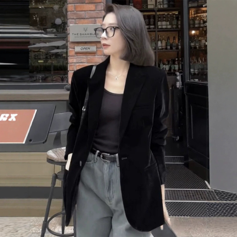 Super stylish and sophisticated black velvet blazer for women, perfect for spring and autumn, slimming and elegant, goddess-like style for petite women Super stylish and sophisticated black velvet blazer for women, perfect for spring and autumn, slimming and elegant, goddess-like style for petite women