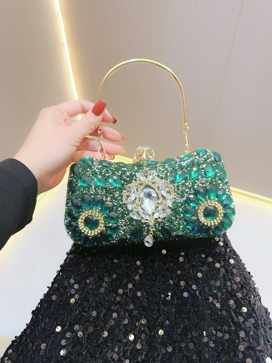 360g Weight Polyester Lining Material Lock clasp Closure Type Top Handle Strap Type Evening Bag Bags Type Holiday, Party Occasion Polyester Material Solid Color Pattern All Seasons Season Women's Gender Diamond Design Elegant, Vintage Style Style Square Shape Small Size Polyester Solid Color Square Evening Bags 1