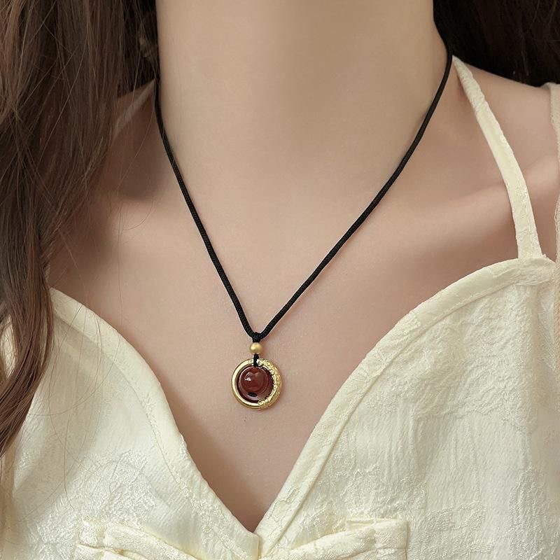 Acacia frijoles collar de hebilla de seguridad para mujeres lujo ligero de alta sensación de anillo de colgante de miel nueva tendencia china de cuerdas trenzadas collar