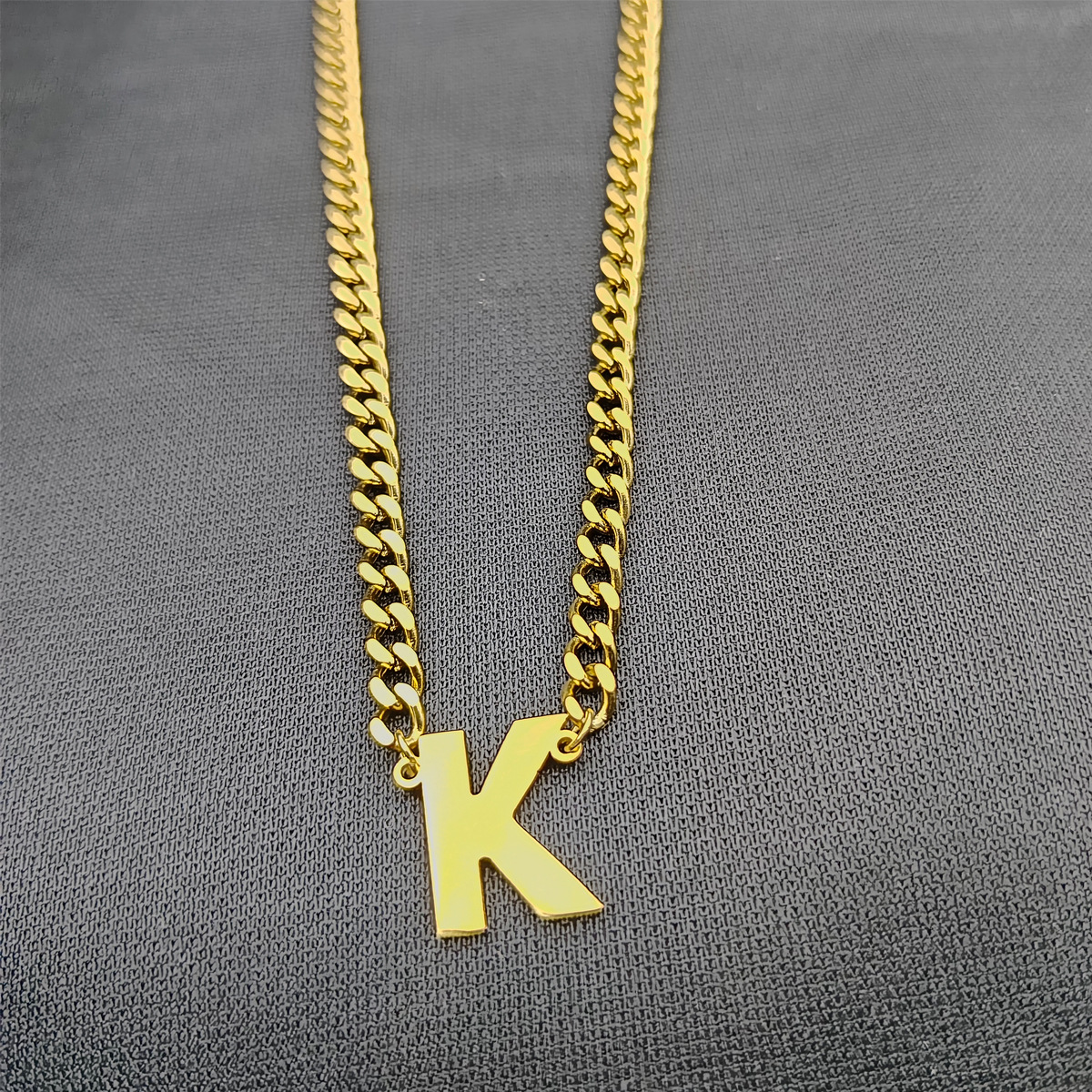 Collar de cadena cubana de acero inoxidable estilo hip-hop con apellidos europeos y americanos, colgante de letra mayúscula de oro de 18K con 26 letras.