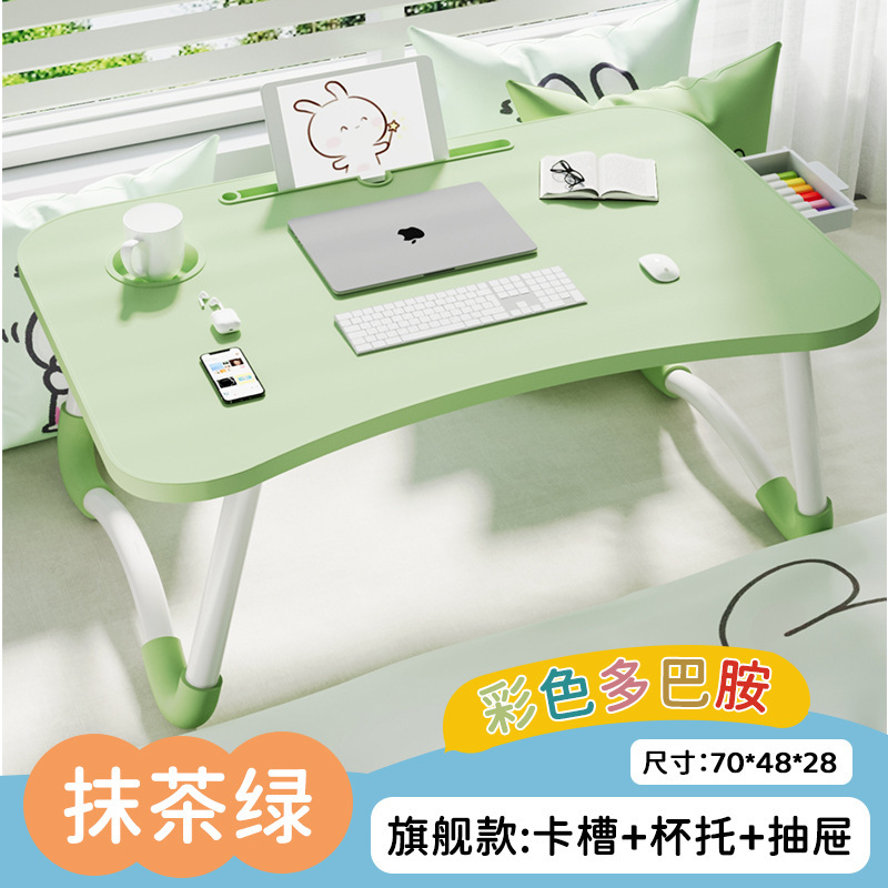 ベッドの上の小さなテーブルは折り畳み式の机があります。|undefined