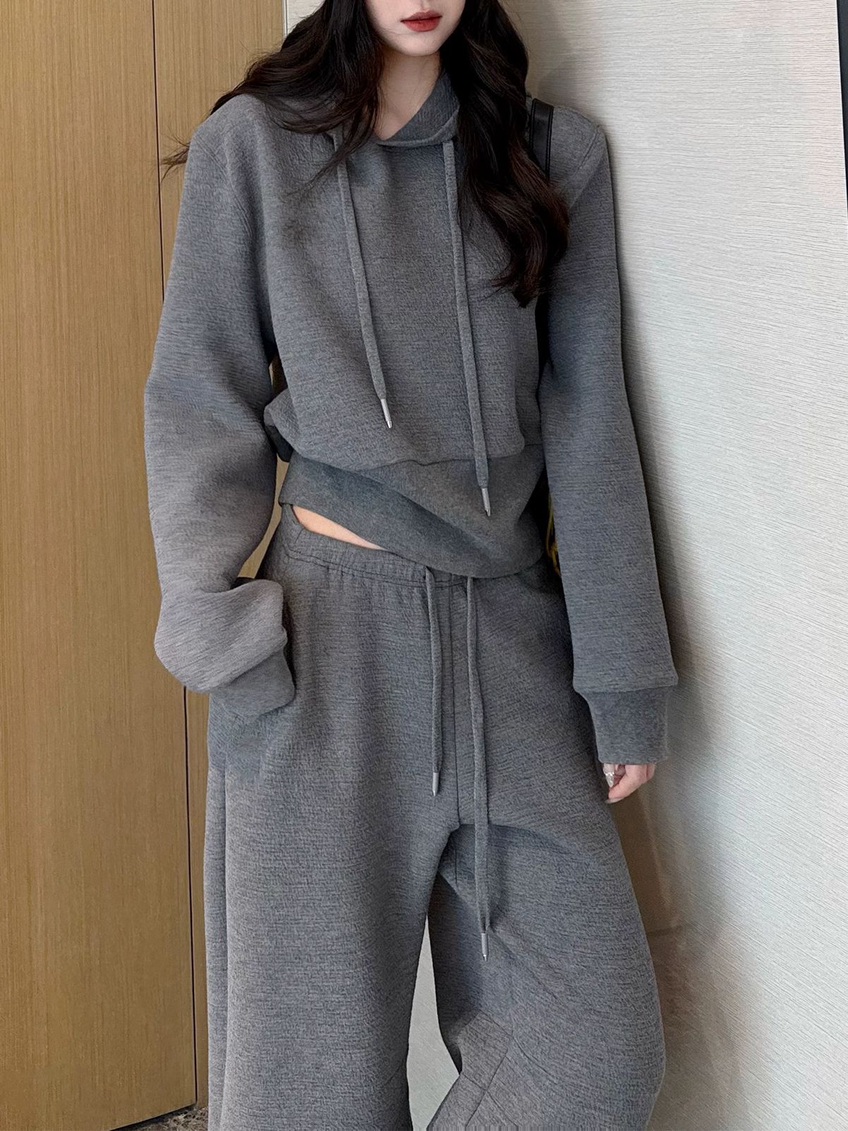 2025年の新しい春の婦人服の長袖の運動の衛のズボンのファッションのスーツの女性のデザイン感の小さい衆は腰の上着を収めます。