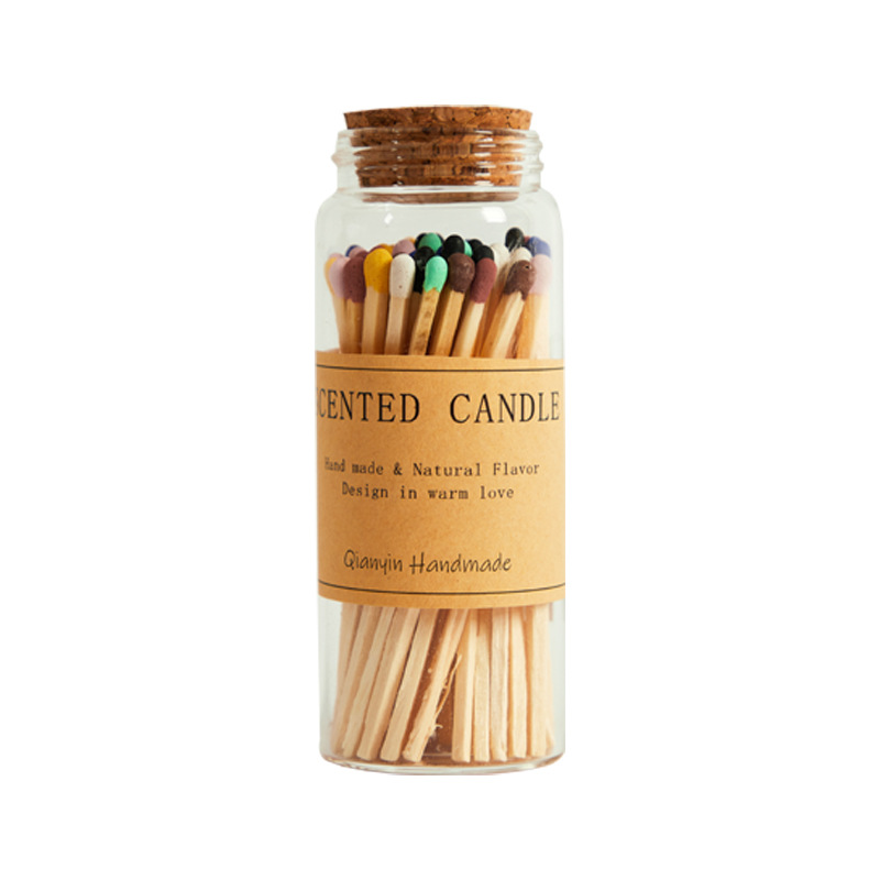 Velas de aromaterapia, botellas de vidrio con bayoneta, fósforos, cerillas de tallo de madera anticuadas, encendedor de cigarrillos, decoración fotográfica de viento