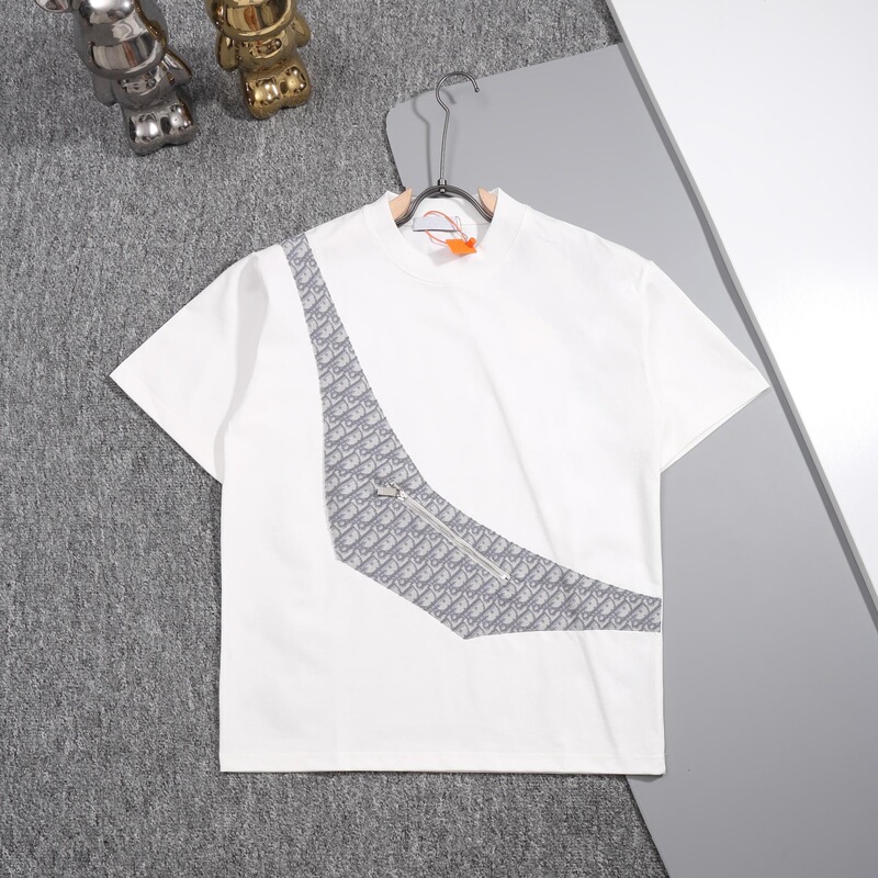 New spring and summer collection, in stock now: short-sleeved T-shirt with a patch pocket, featuring a Parisian-style design and a logo, from the brand Rove New spring and summer collection, in stock now: short-sleeved T-shirt with a patch pocket, featuring a Parisian-style design and a logo, from the brand Rove