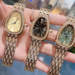 蛇の頭いっぱいのドリルの経典のダイヤモンドのダブルリングは石英の軽い豪華な女性のファッションの石英の腕時計の卸売りを組み合わせます。