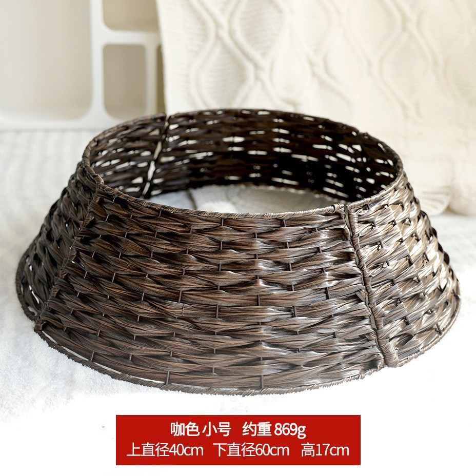 Árbol de Navidad cerca del árbol de Navidad cerca de la base del árbol cesta tejida a mano adornos navideños al por mayor