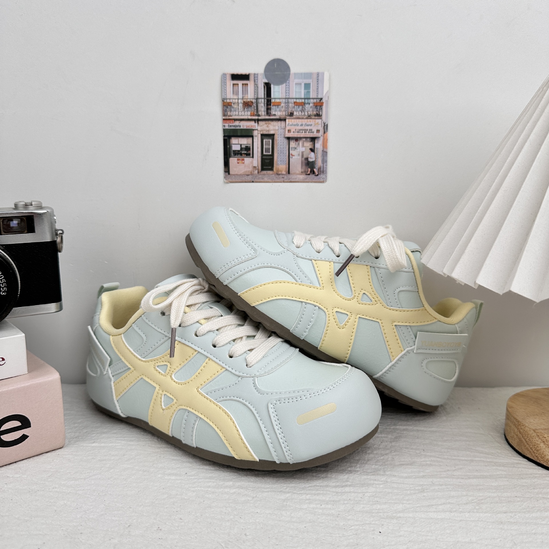 Yuanbo Agan De entrenamiento de zapatos para niños 2025 nuevos zapatos blancos de estilo explosivo, zapatos de skate casuales de nicho, zapatos de moda