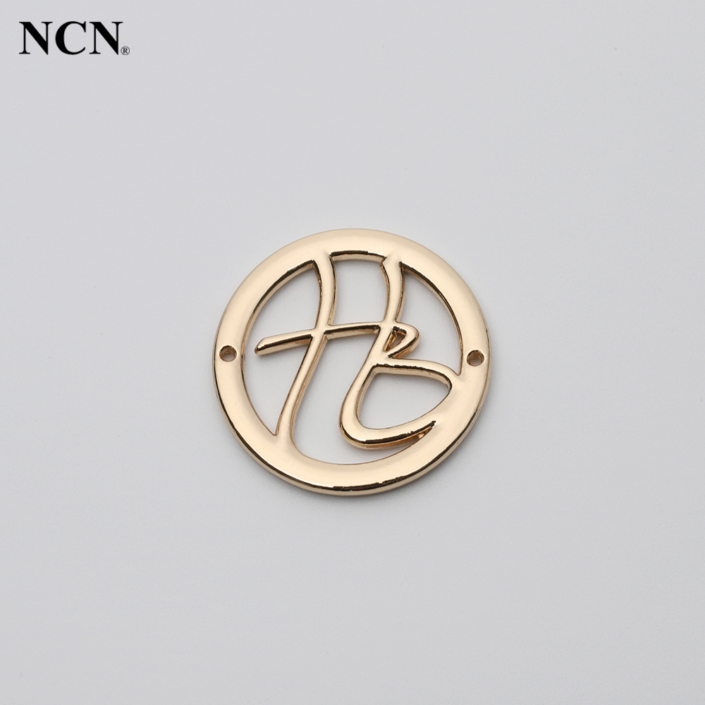 【现货】厂家专属logo带孔缝线标牌锌合金金属高档服饰衣帽装饰标
