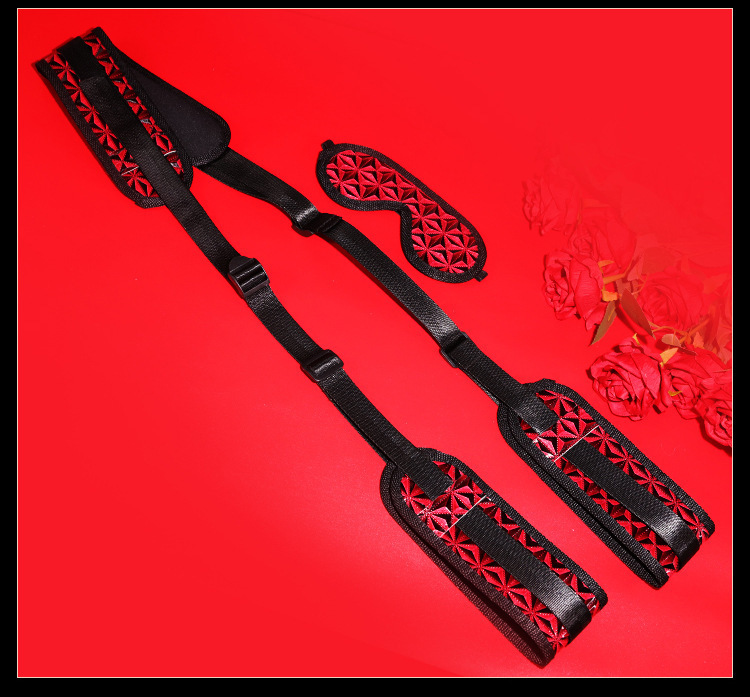 Diamond-Pattern Eye Mask with Leg Restraints and Handcuffs, Black Alloy and Leather Bondage Set — detail image 28