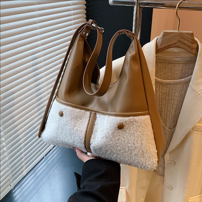 Otoño y invierno color de cordero bolso especial para mujeres 2025 nuevo estilo de moda bolso de hombro para viajes versátil bolso de mochila