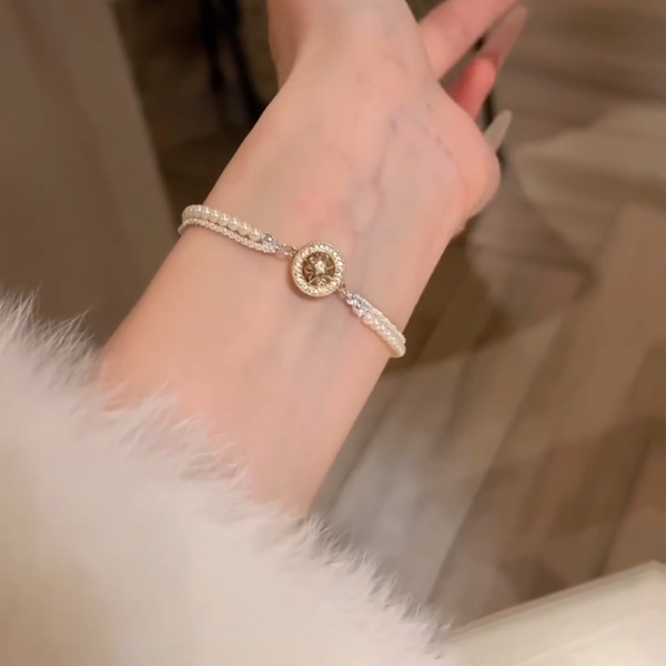 Retro sophisticated elegant bracelet with zircon pearl