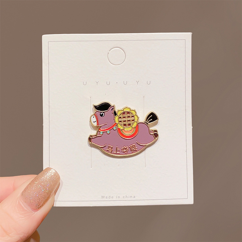 Broche de dibujos animados de Año Nuevo adorable año del caballo pequeño regalo pin accesorios insignia de Año Nuevo ropa decoración al por mayor