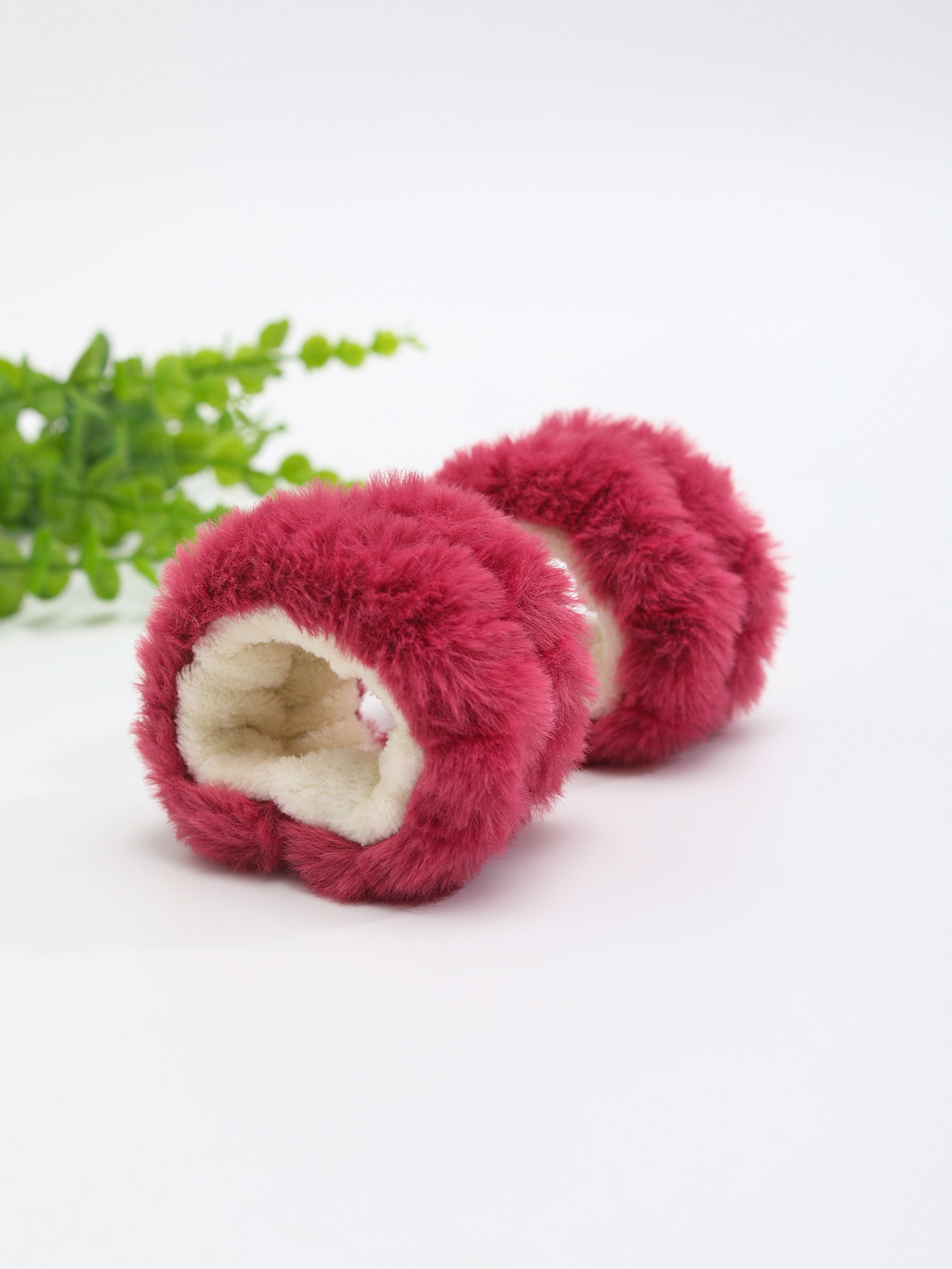 Diadema de felpa de dibujos animados de otoño e invierno, diadema de amor de ojos de rana verde, oso de fresa, accesorios para el cabello a juego, muñequera al por mayor