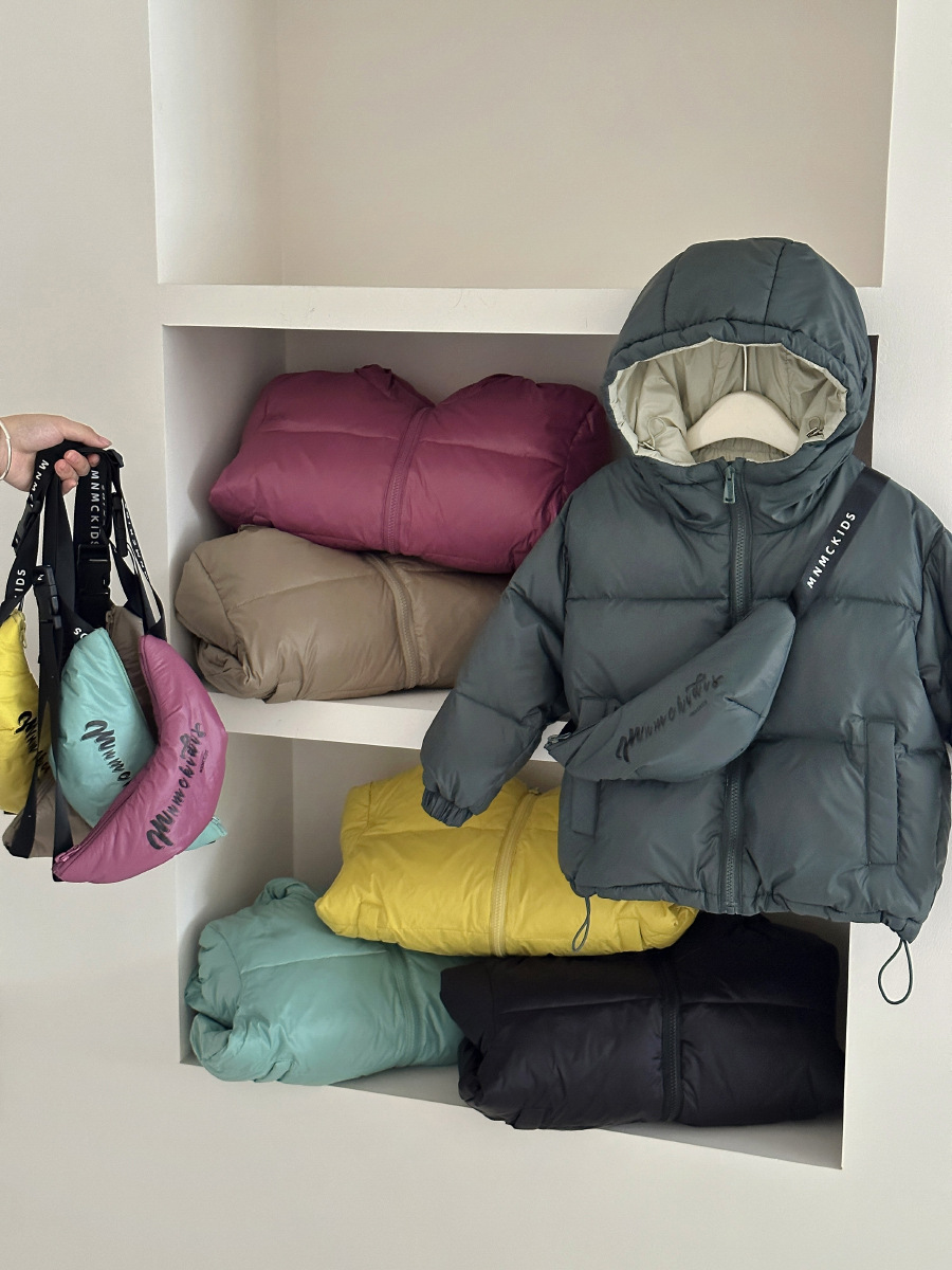 2023 nuevos niños abajo chaqueta mochila de moda pato blanco abajo Otoño e Invierno de los niños abajo chaqueta en vivo venta al por mayor