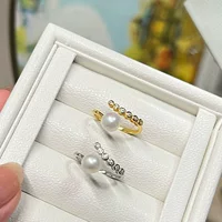 Серебряное круглое кольцо из циркония имеет простой дизайн отверстия, универсальный и элегантный, демонстрирующий мастерство изготовления.
