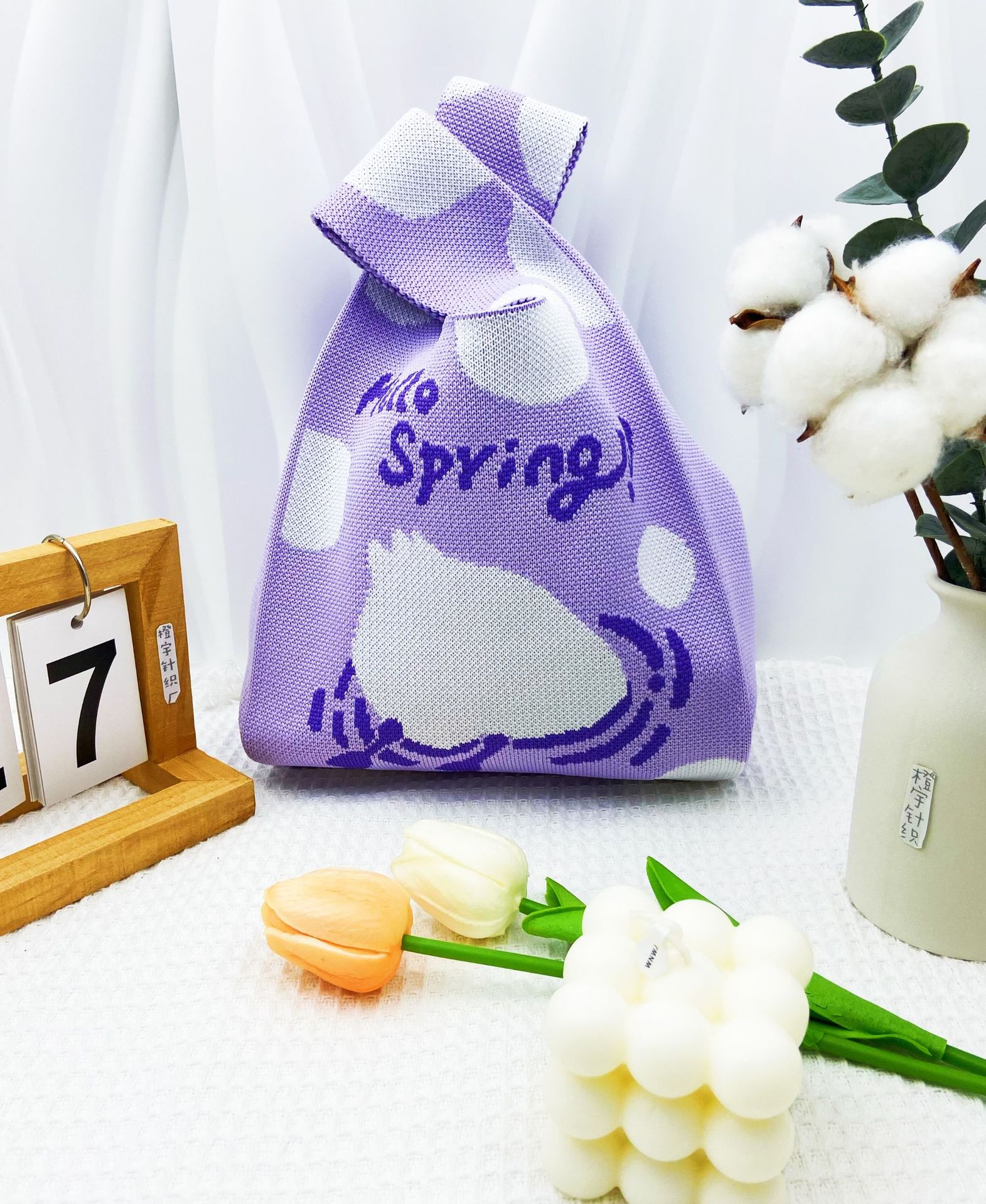 흰 거위 놀이 물 보라색