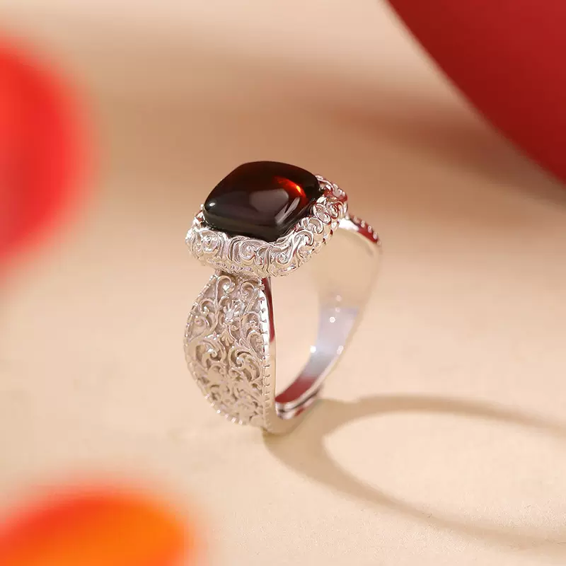 悦宝珠宝S925纯银血珀复古新中式唐草纹花纹方形戒指气质轻奢指环