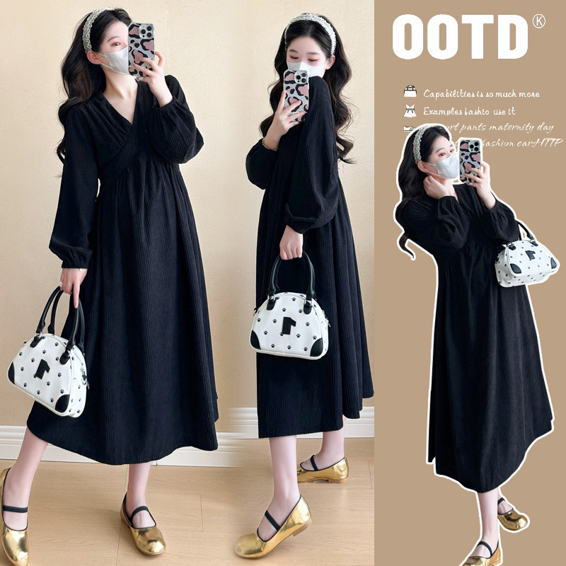 Real Shot of a Large Number of Ready-Made Maternity Autumn and Winter Dresses, Mid-Length Collared Slim Little Black Dresses