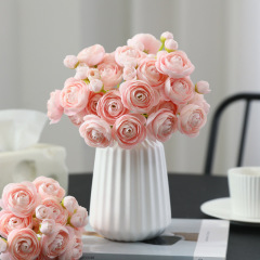 小さなお茶の薔薇をシミュレートして、花の家の食卓に花を飾って、ミニ露蓮の花束の完成品卸売りをシミュレートする