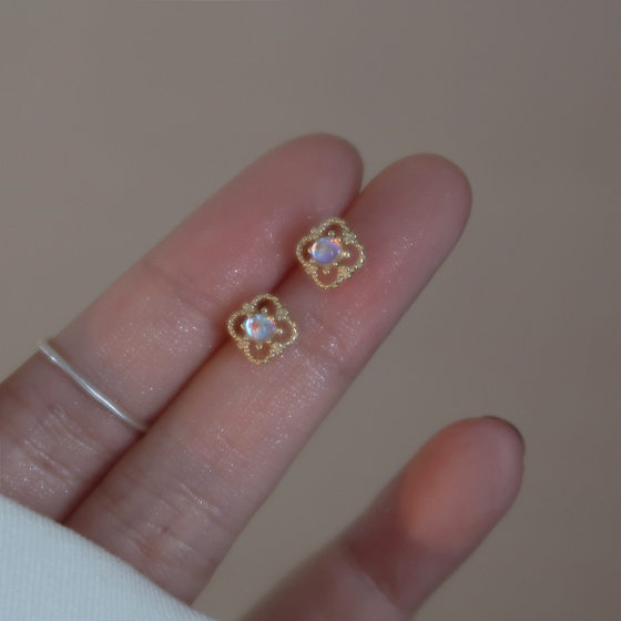 Flower Earrings Women's Mini Simple Niche Design Sense Hollow Moonstone Flower Earrings 2024 New Earrings