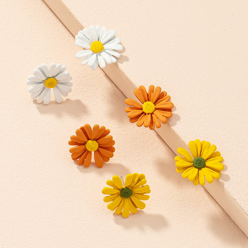 New Simple Fashion Daisy Earrings display picture 6