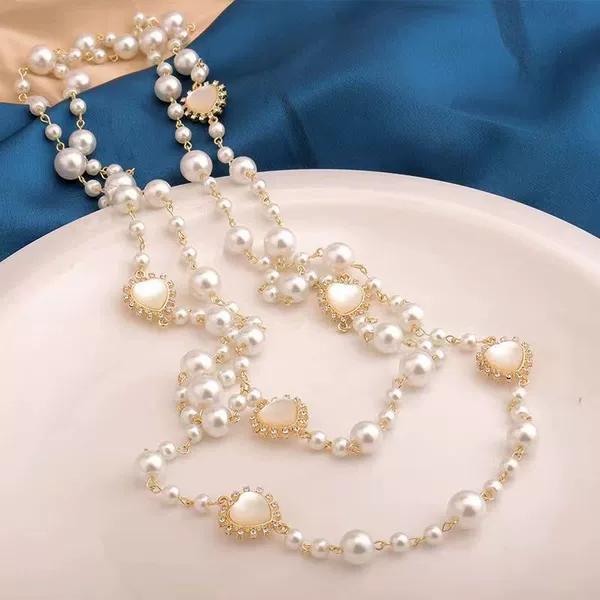 Love Pearl sweater chain