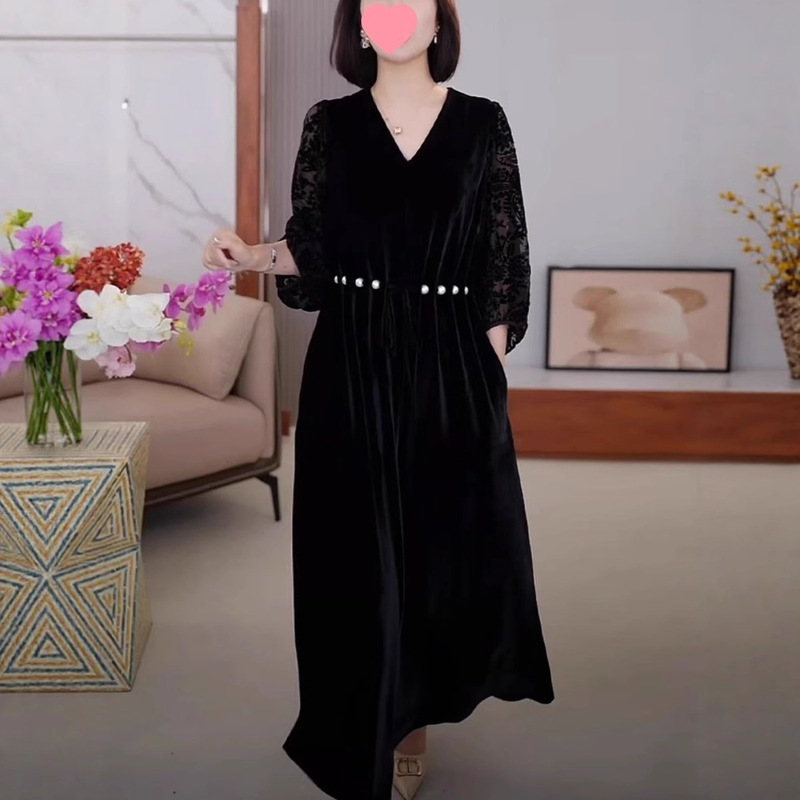 Autumn New Velvet Long-Sleeve Dress for Moms, Slimming and Elegant, Knee-Length Black Dress Autumn New Velvet Long-Sleeve Dress for Moms, Slimming and Elegant, Knee-Length Black Dress