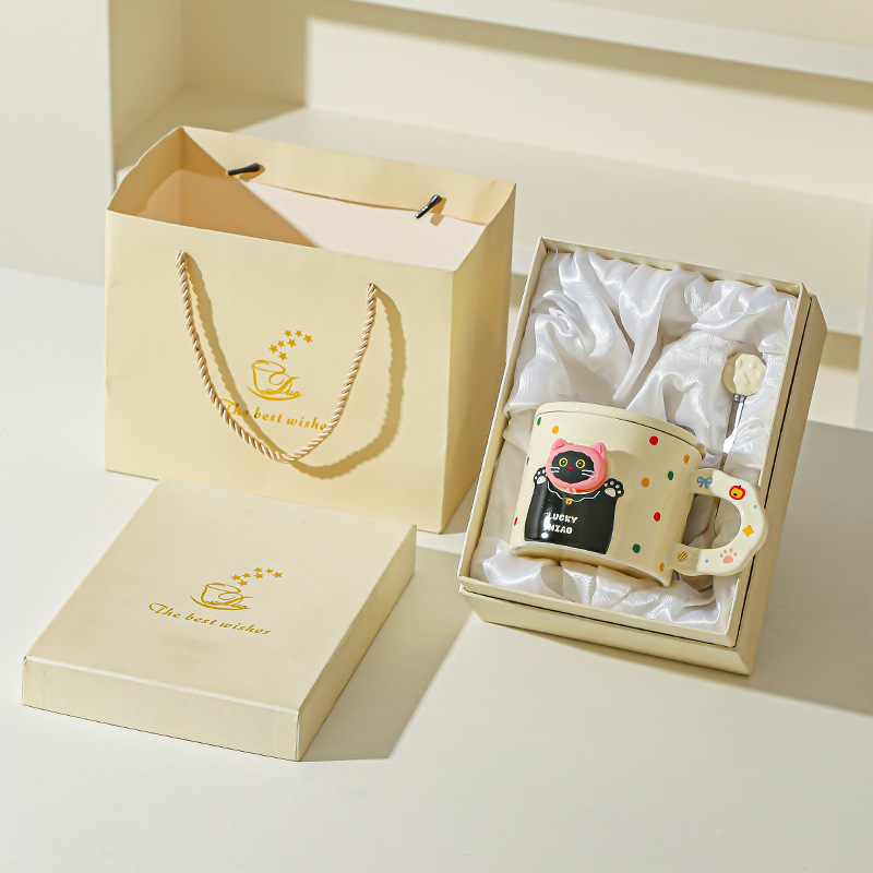 Cute gato taza de cerámica con cubierta cuchara taza de café taza de agua taza de pareja regalo de mano al por mayor alto valor facial