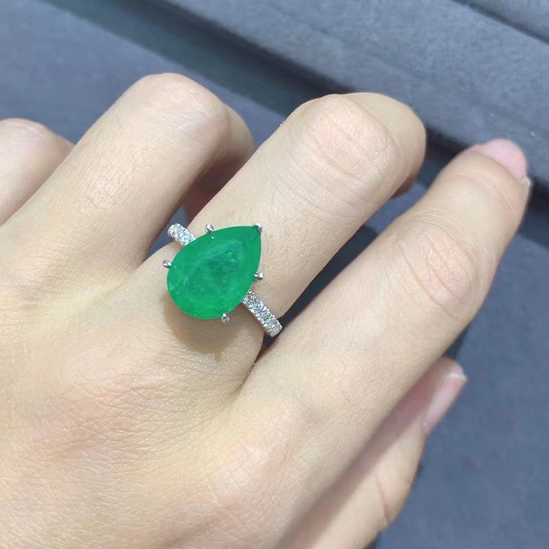 Anillo femenino de corte esmeralda en forma de gota de 6 quilates plateado anillo femenino Esmeralda sintética con incrustaciones de platino grueso de cinco capas