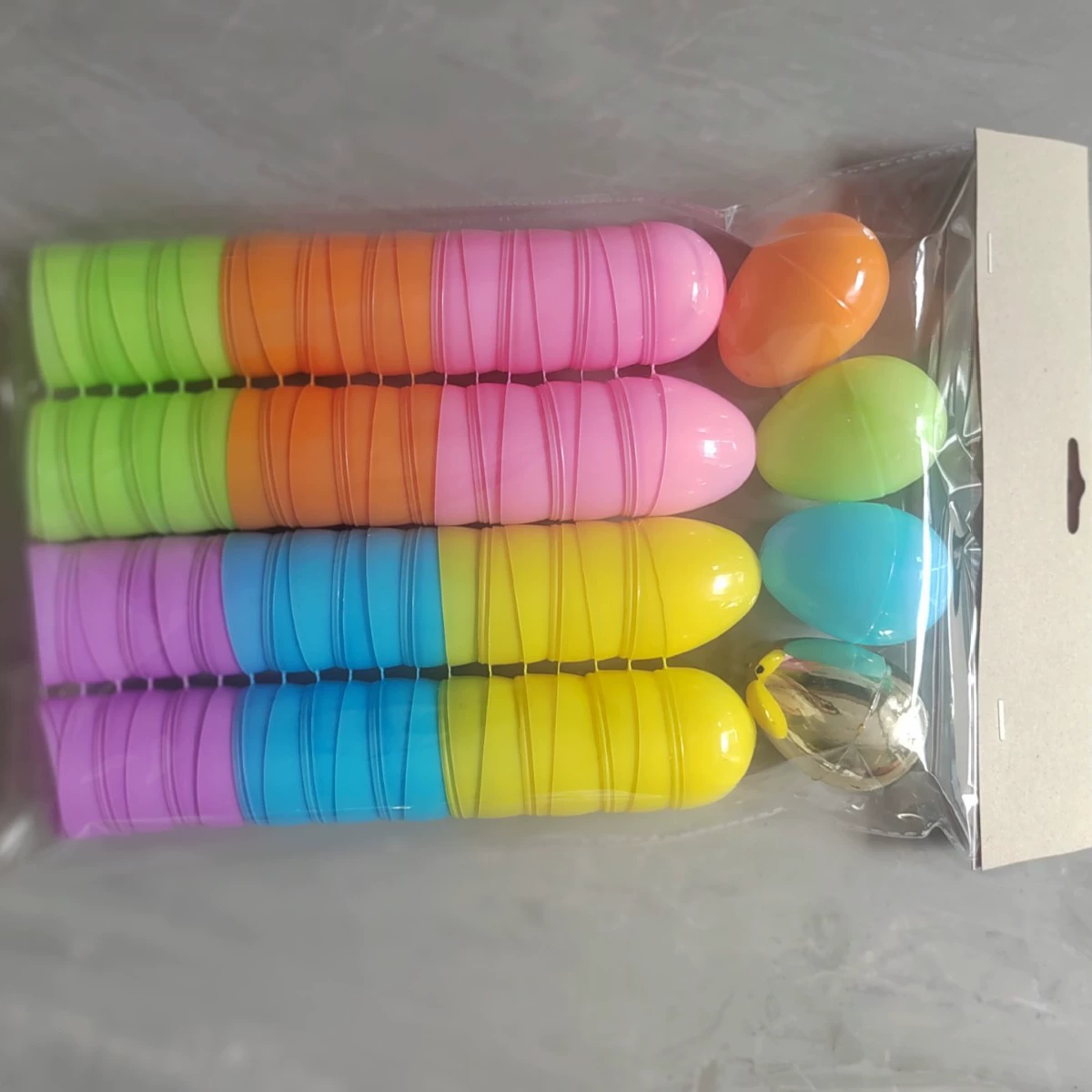 Трансграничные пасхальные яйца, наполненные пластиковой яичной скорлупой