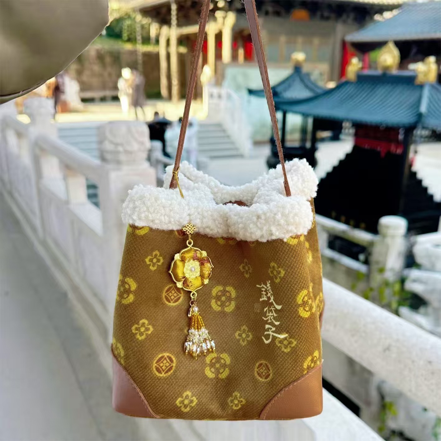 东魅有钱花金钱袋2026新年限定钱袋子秋冬卡其色毛茸茸手提包包