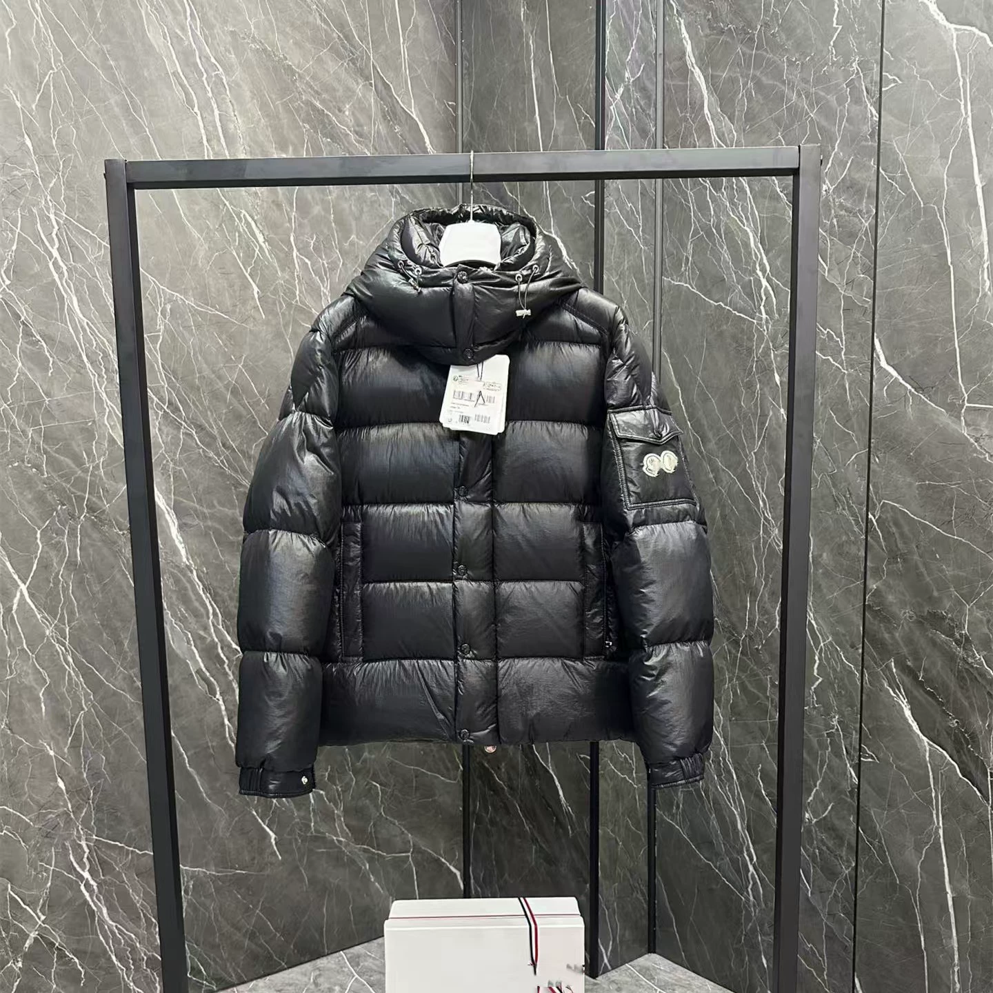 Mongkou классическая высокая версия 70-летия мужчин и женщин пуховик 2024 зимой утолщенная теплая куртка с капюшоном