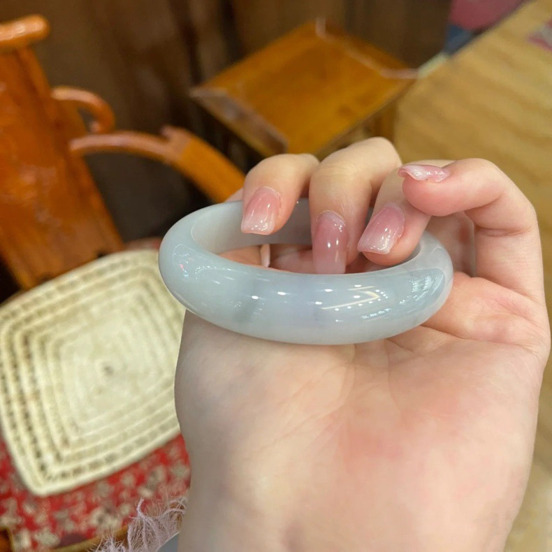Vòng tay ngọc bích Miến Điện tự nhiên màu xanh nhạt cao cấp chi tiết 7