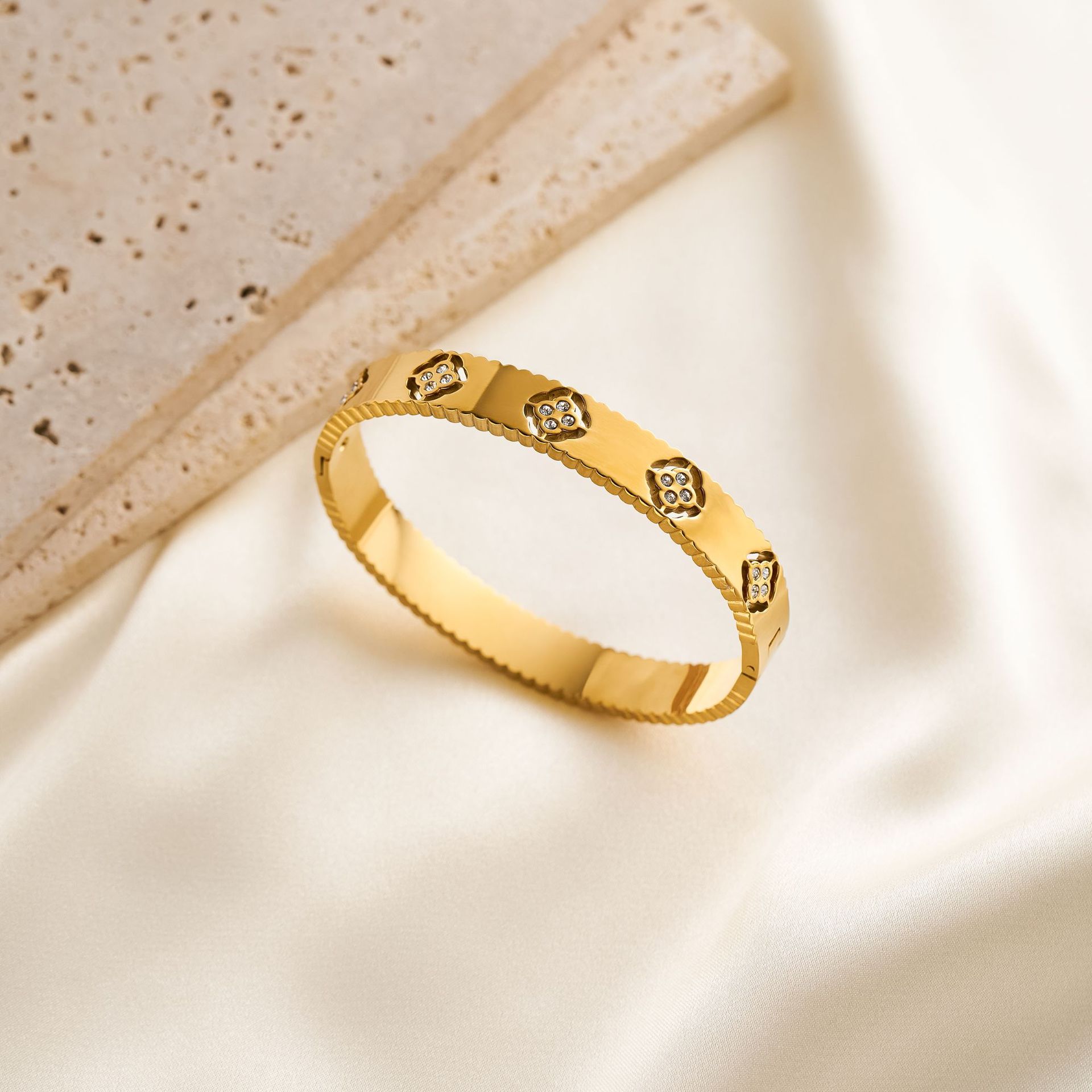 Nuevo estilo europeo y americano diseño de trébol de cuatro hojas con incrustaciones de diamantes pulsera abierta mujer hueca nicho chapado en oro 18k personalidad de lujo ligero preservación del color