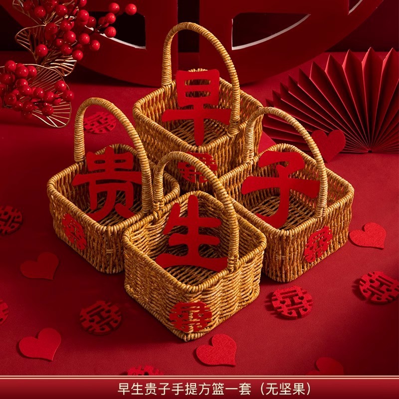 早生貴子ドライフルーツセット結婚ベッドに金型結婚式の婚約テーブルに四宮格ドライフルーツ箱を置く|undefined