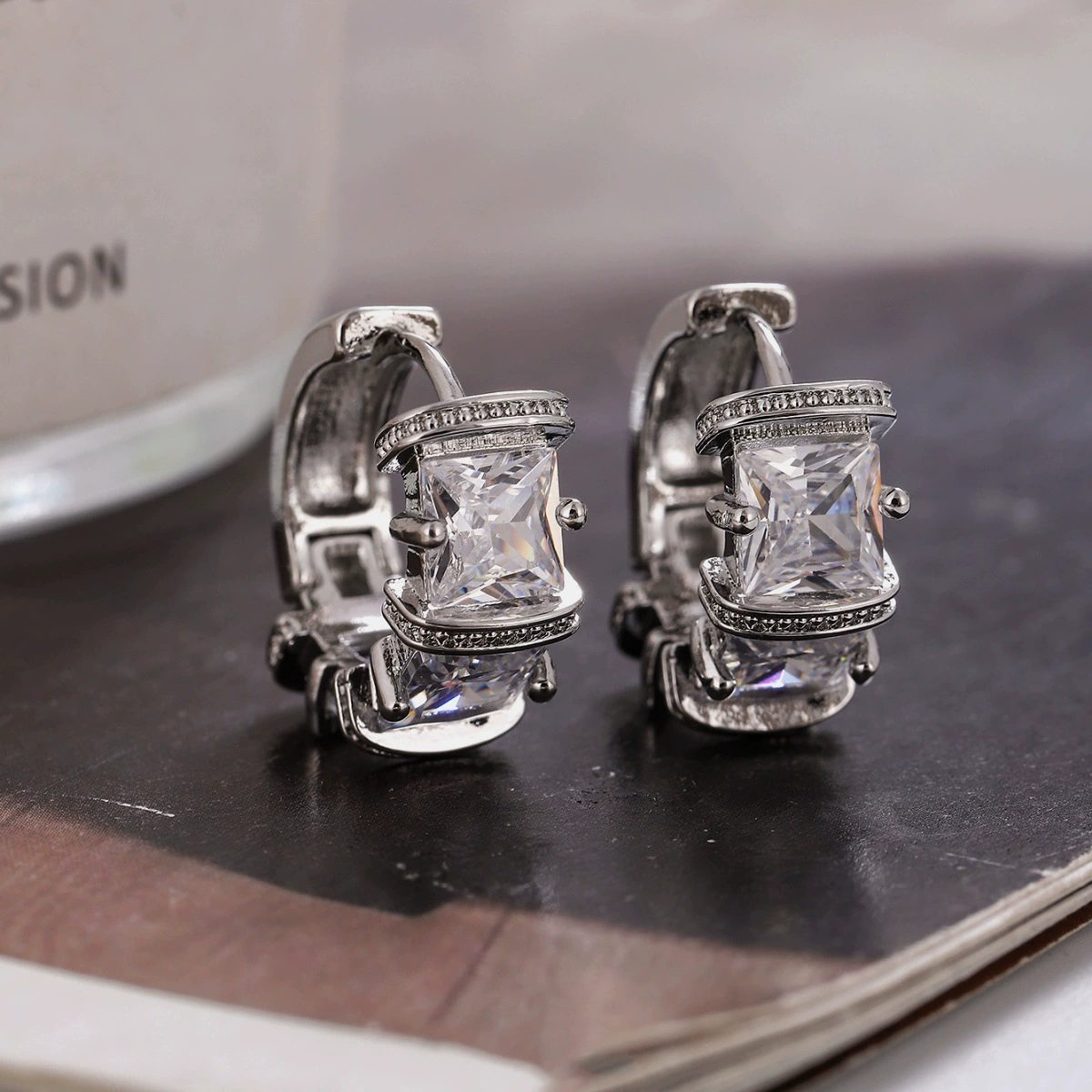 Цирконий, маленькие дизайнерские серьги, микро-инкрустация, стиль Chanel
