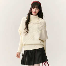 米白色绞花高领针织毛衣宽松上衣收口下摆不对称翻领彩扣斗篷毛衣