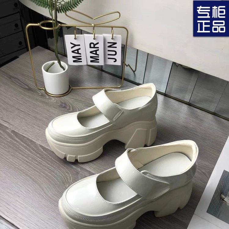 Весна 2025 года, новые туфли во французском стиле, маленькие кожаные туфли с круглым носком на толстой подошве, увеличивающие рост, туфли на высоком каблуке на неглубокой платформе, маленькие кожаные туфли.