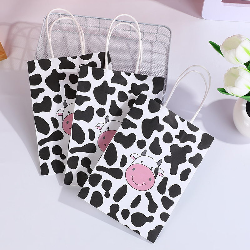 Bolsa de regalo con estampado de vaca en blanco y negro, bolsa de papel portátil, diseño de dibujos animados, regalo para estudiantes, embalaje de dulces, bolsa de papel portátil