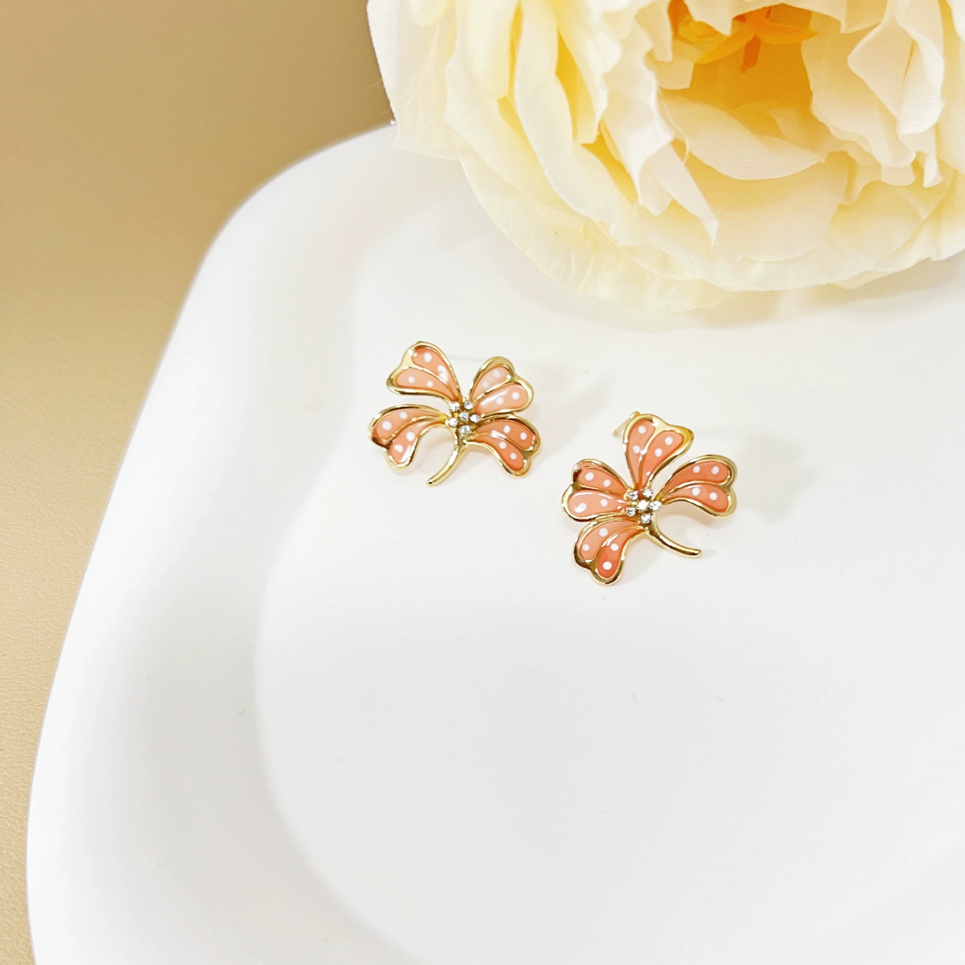 Small design fresh universal earrings, light luxury style, flowered