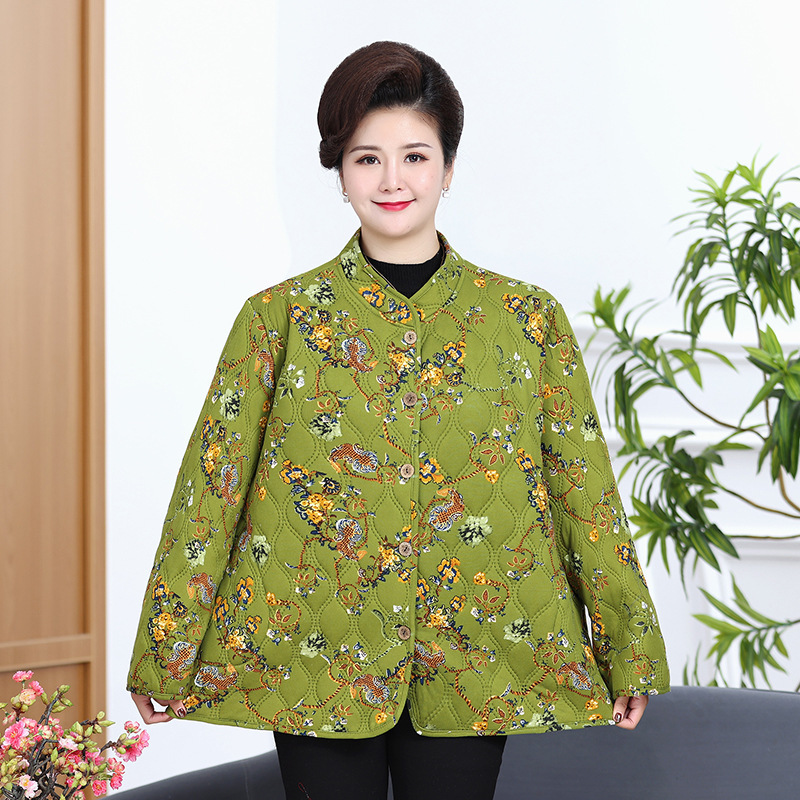 新型のお母さんは秋冬服を着て保温します。|undefined