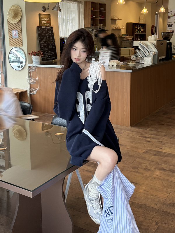 韩系慵懒风藏蓝色斜肩卫衣女秋季百搭露肩美式初秋穿搭球衣潮上衣|undefined