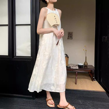 2023夏季新款名媛韩版米白色无袖挂脖吊带连衣裙女设计感气质长裙