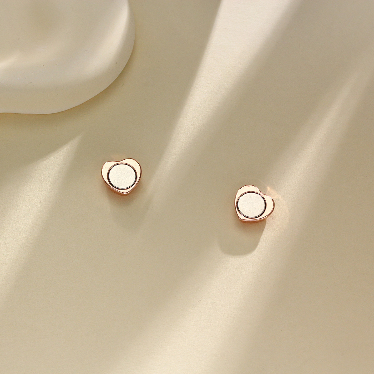 Hui cubre el pañuelo sin costuras magnético hebilla fija collar clip anti-exposición bufanda de seda accesorios en forma de corazón hebilla fuerte transfronteriza